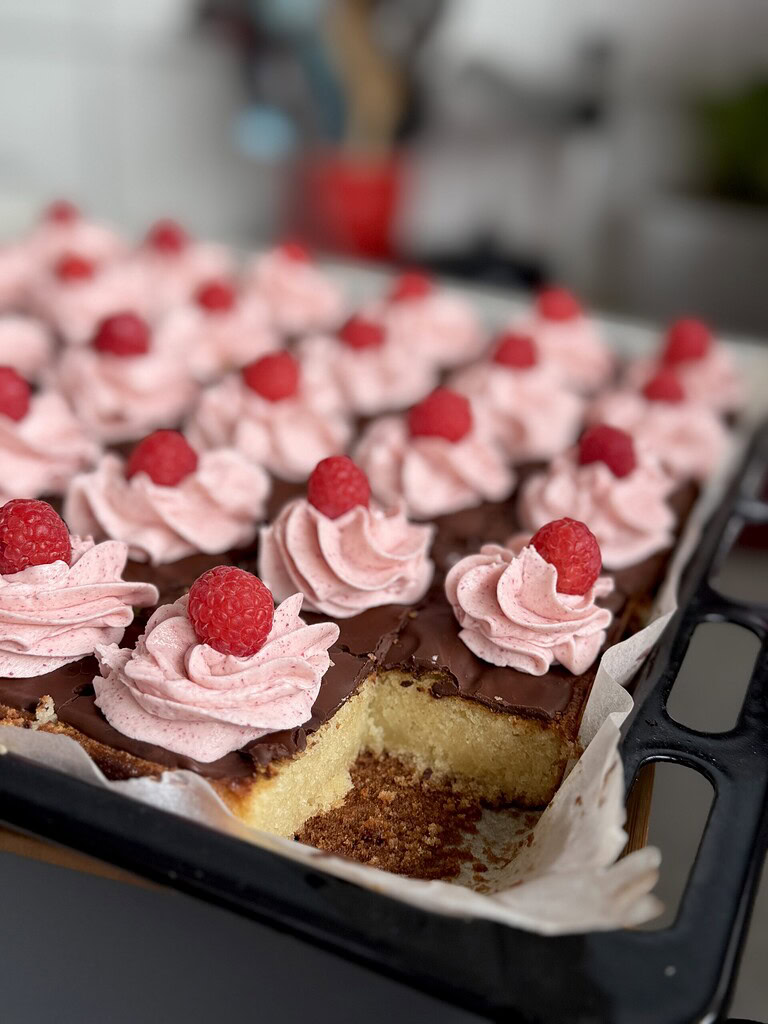 Kæmpe hindbærkage i bradepande