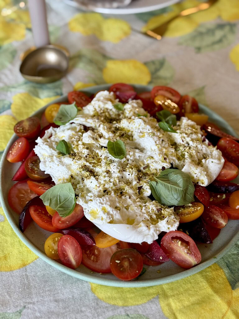 tomat- og blommesalat med burrata
