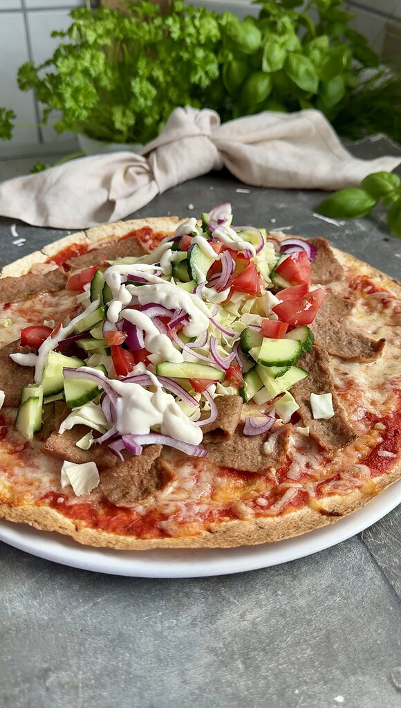 tortillapizza med kebab og salat