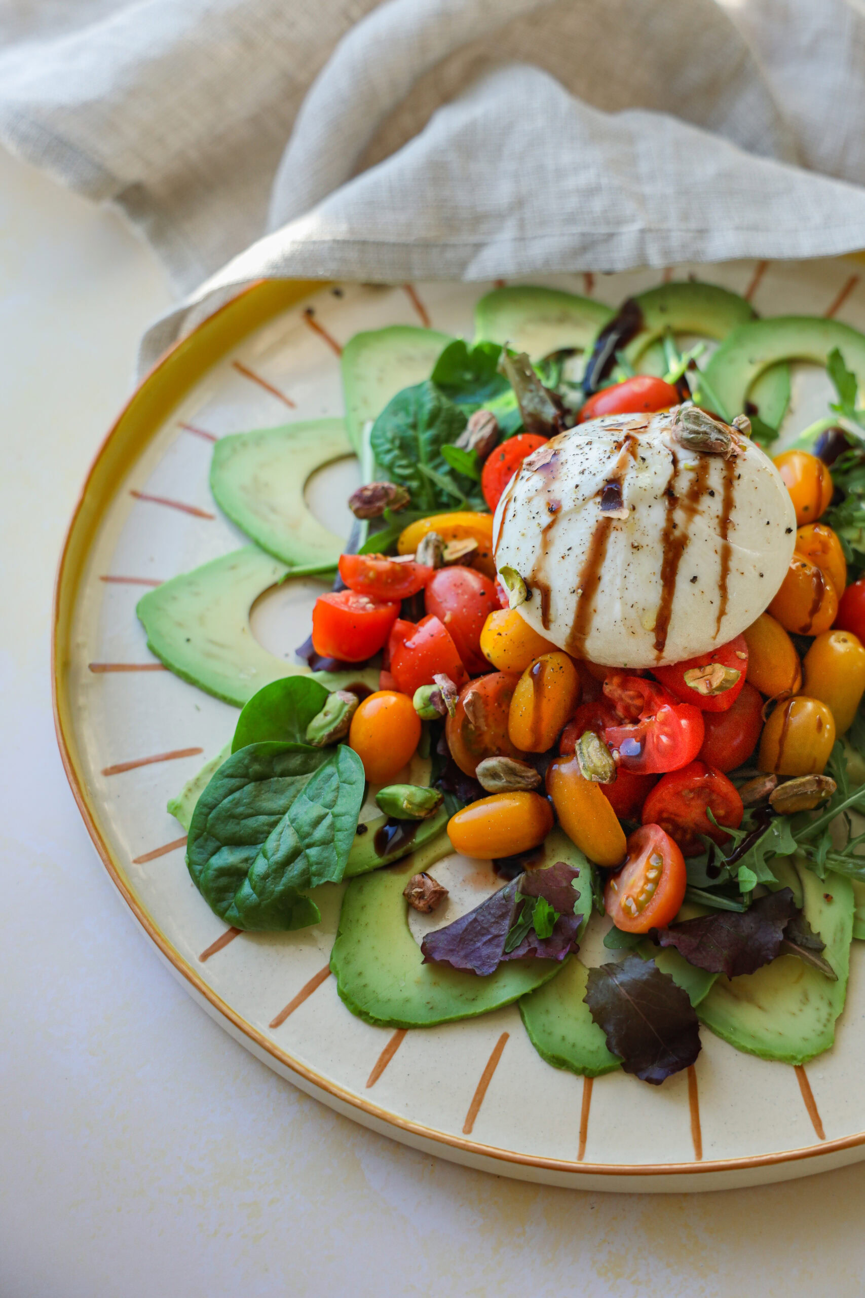 Avokadosalat med burrata