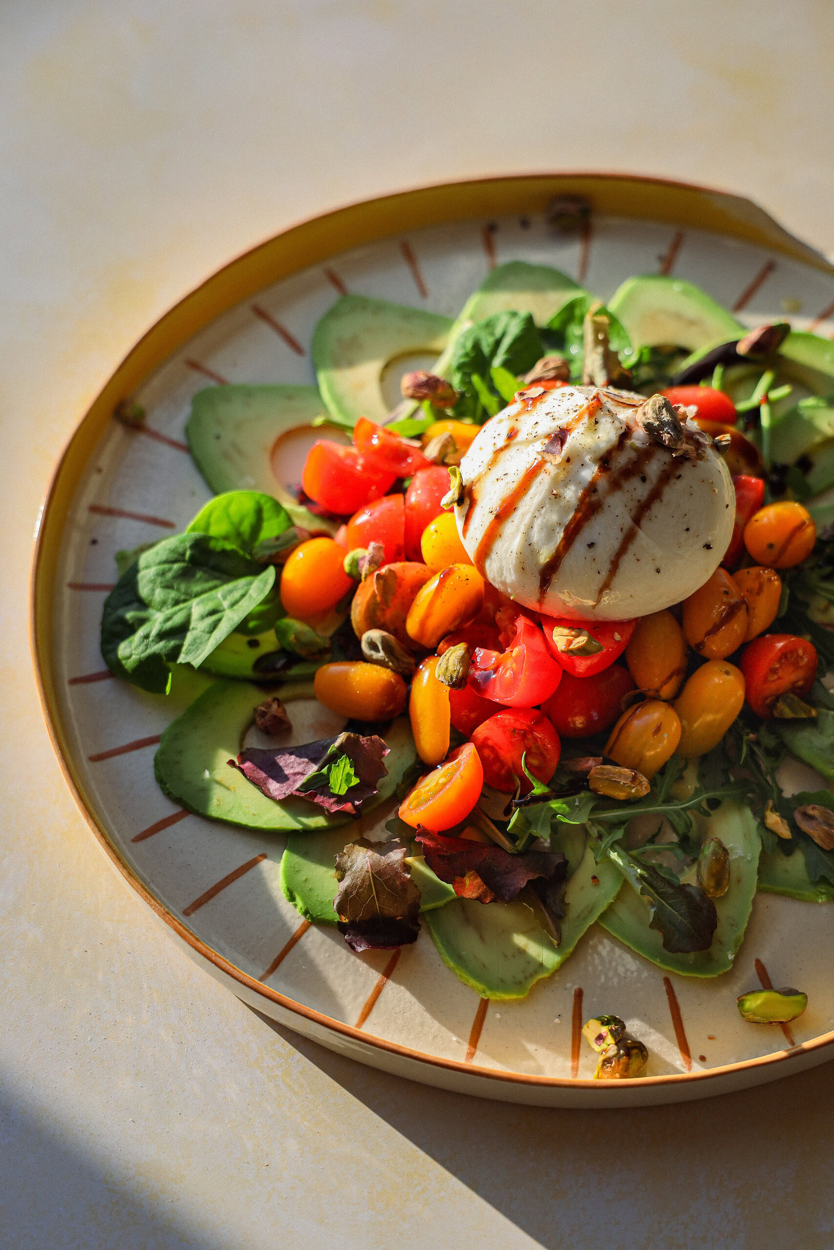 avokadosalat med burrata