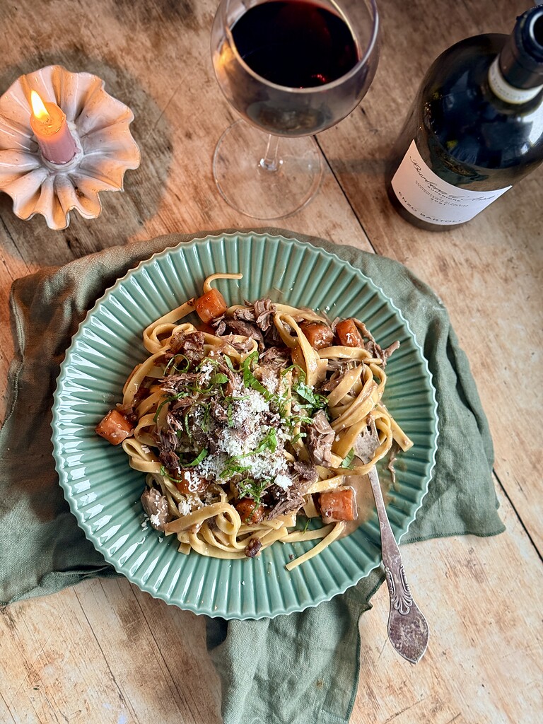 Rødvinsbraiserede svinekæber med pasta 2