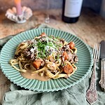 Rødvinsbraiserede svinekæber med pasta
