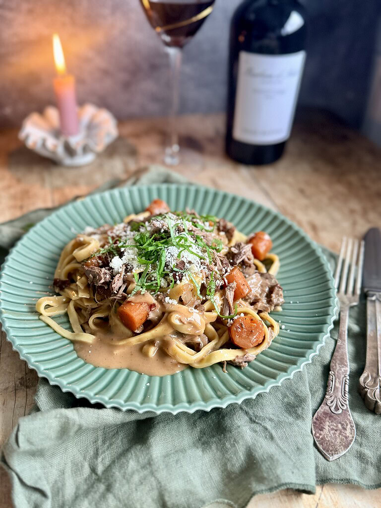 Rødvinsbraiserede svinekæber med pasta