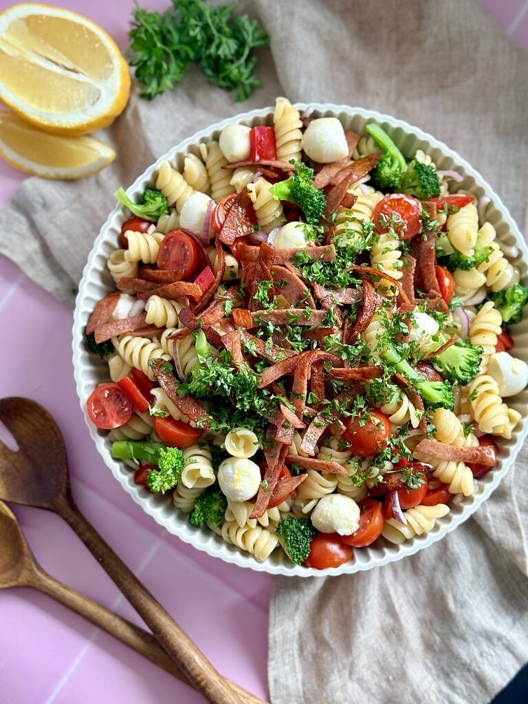 Pastasala med spegepølse