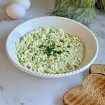 Cremet pålægscreme med avokado, hytteost og æg