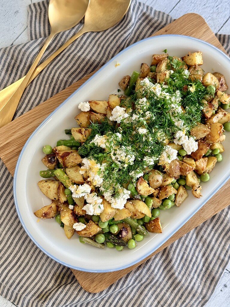 Kartoffelsalat med ovnbagte sesamkartofler, asparges og ærter