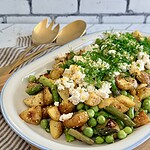 Kartoffelsalat med ovnbagte sesamkartofler, asparges og ærter