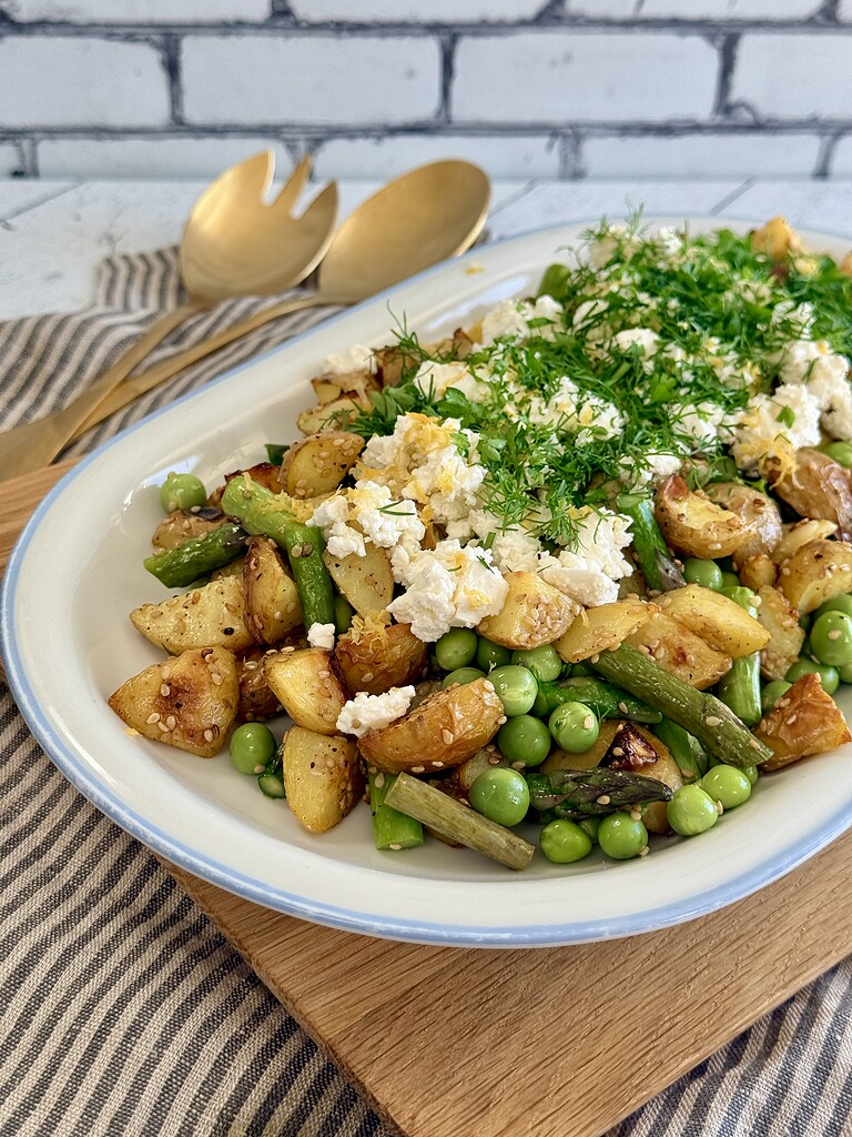 Kartoffelsalat med ovnbagte sesamkartofler, asparges og ærter