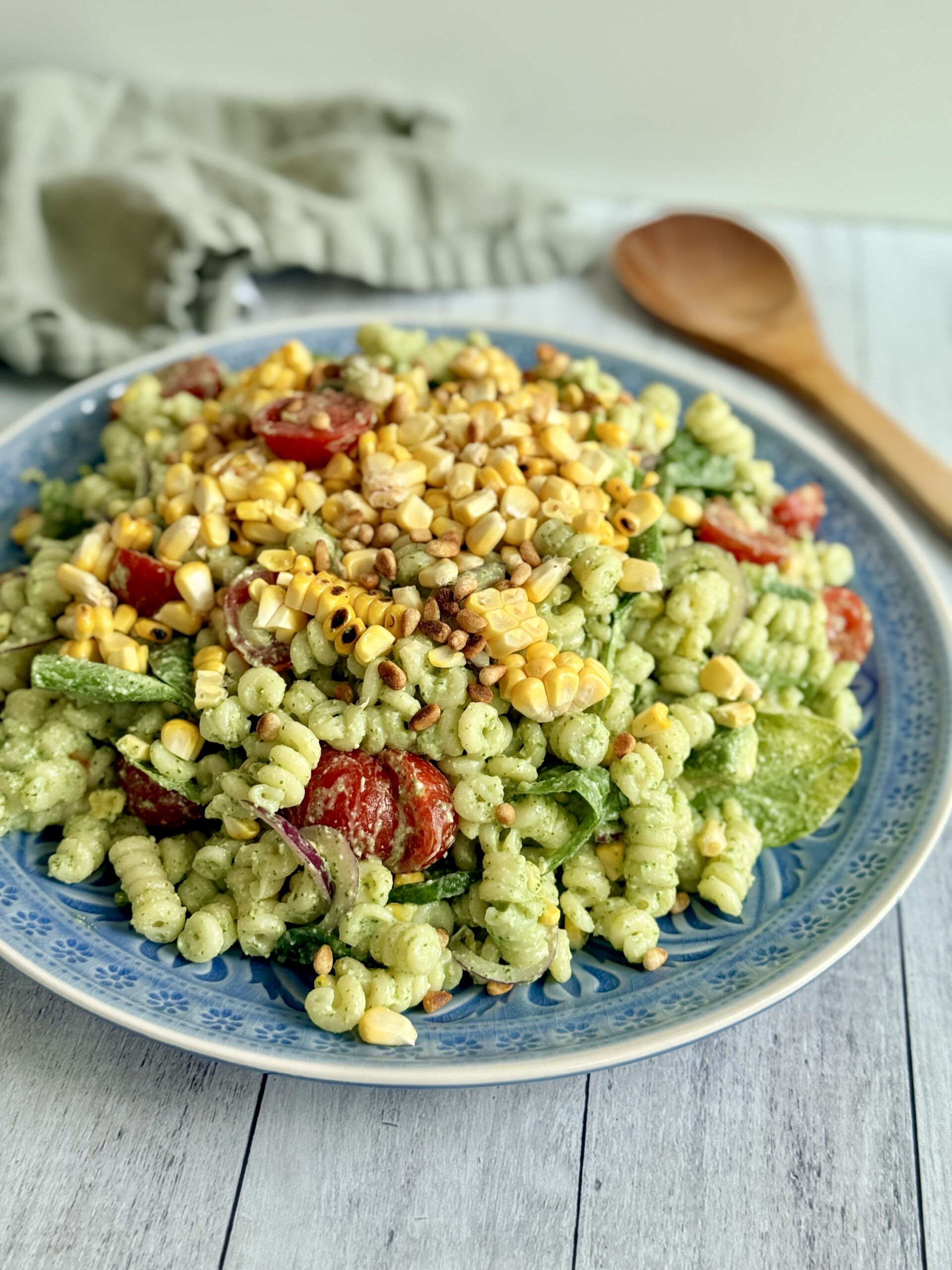 Pastasalat med avokadodressing