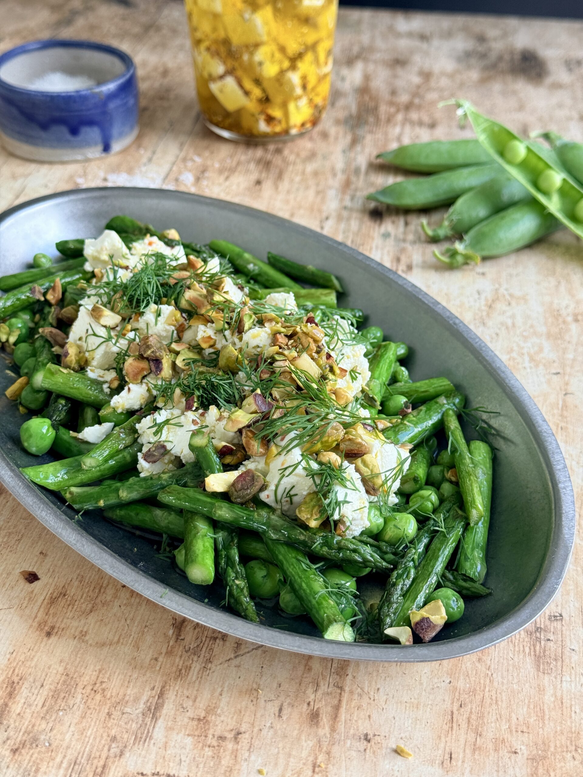 Grøn sommersalat med asparges, ærter og feta