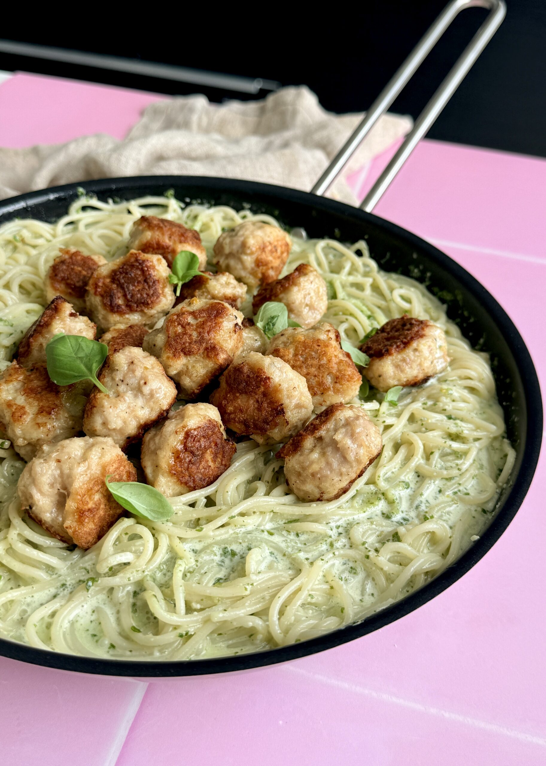 Pesto pasta med kødboller