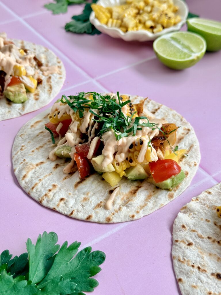 sommer tortilla med kylling og mango