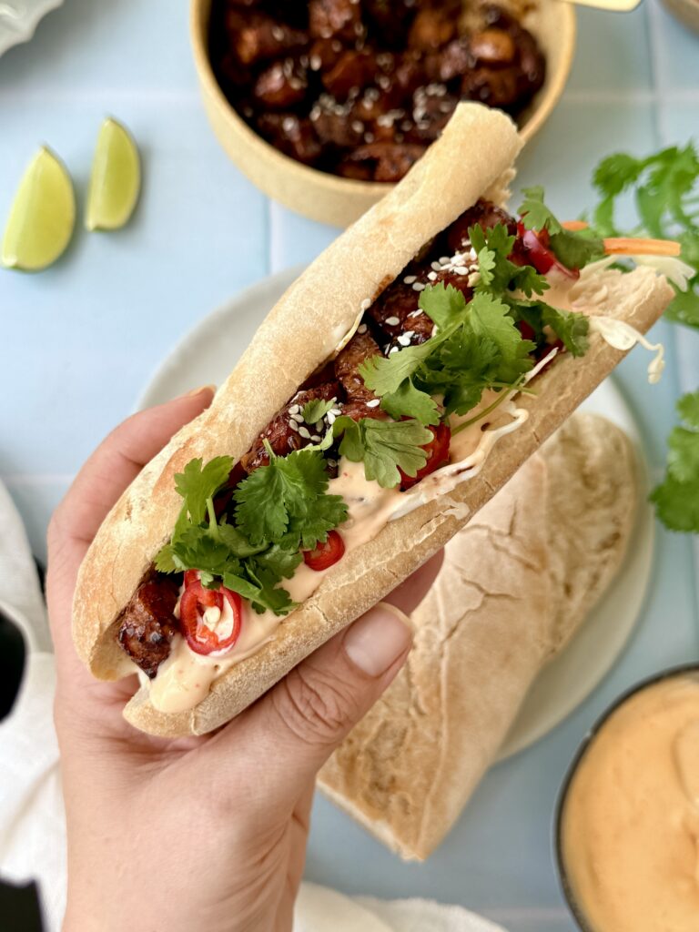 Bánh mì sandwich med teriyaki