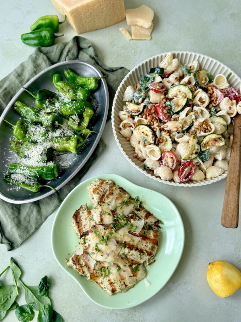 citronkylling med pastasalat, parmesan dressin og grillet padron peber