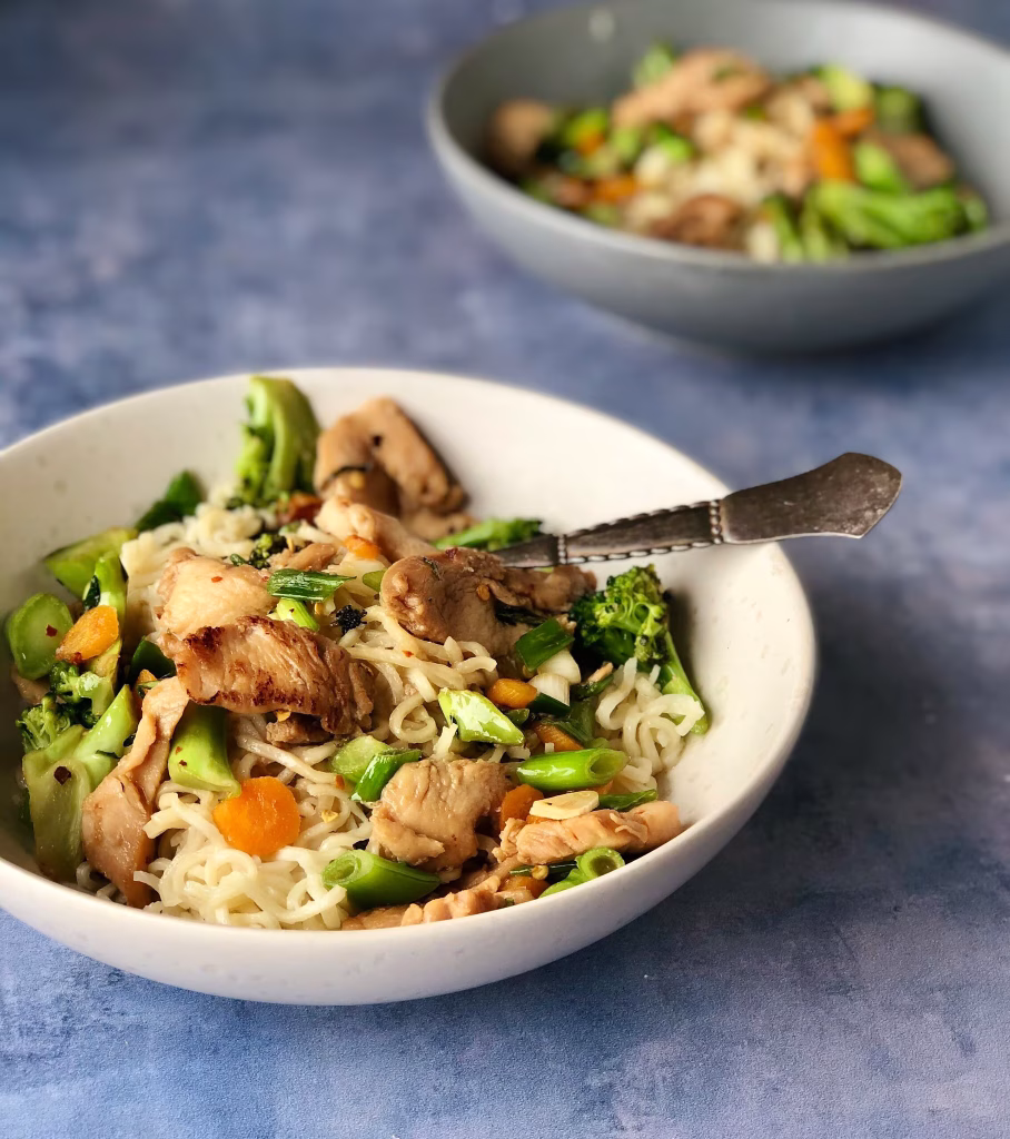 wok med kylling og broccoli